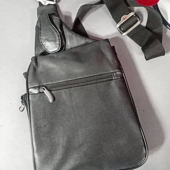 Travelon Black Crossbody Travel Bag Organizer Multi Zip Like New - Picture 3 of 12